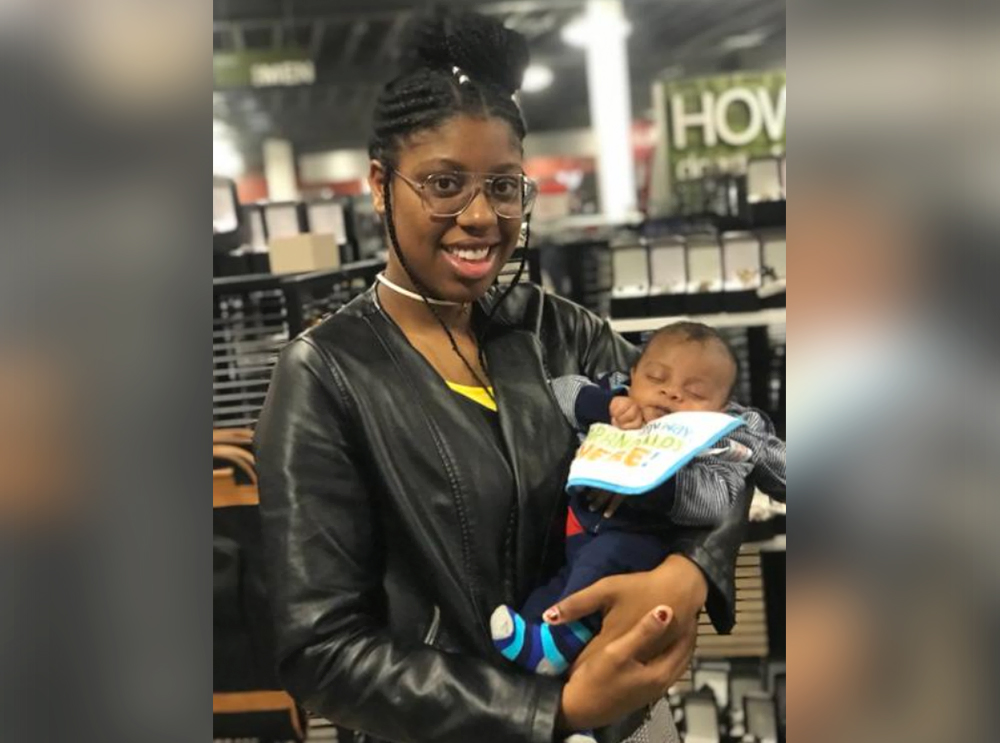 Mulher assiste a tutorial de parto no YouTube e dá à luz sozinha de férias