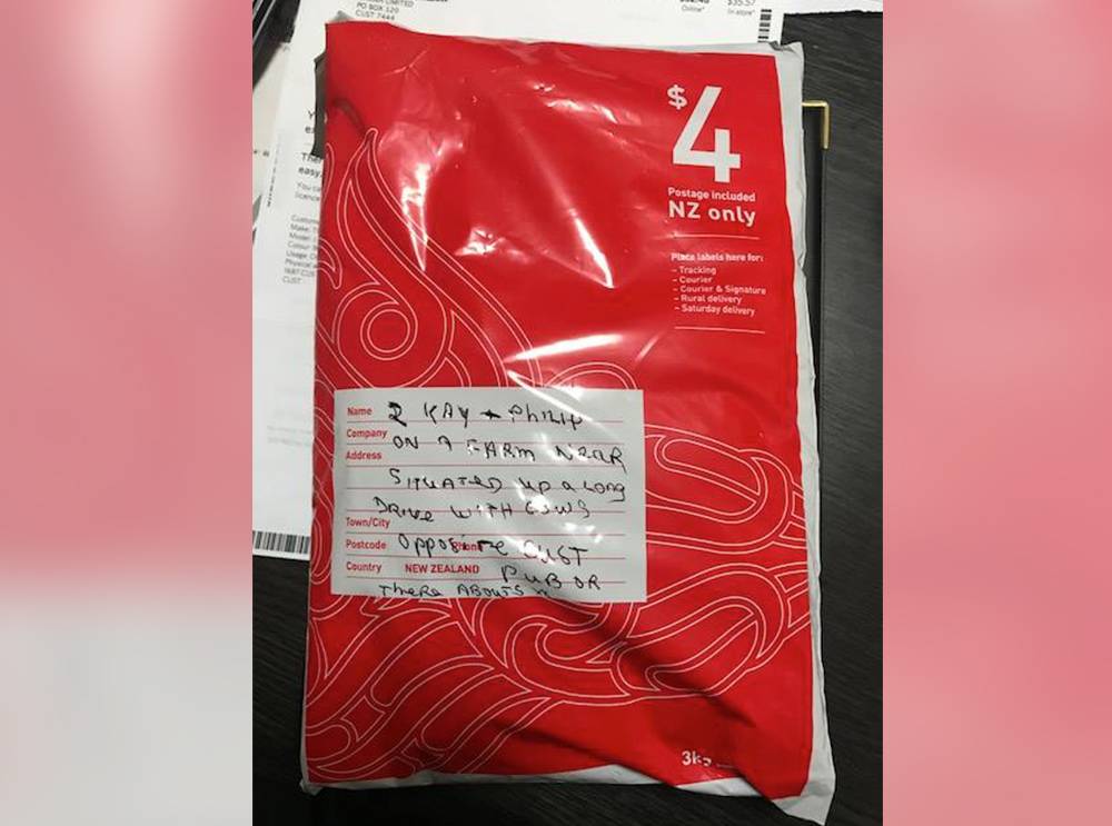 Pacote sem destinatário viraliza e é entregue por milagre