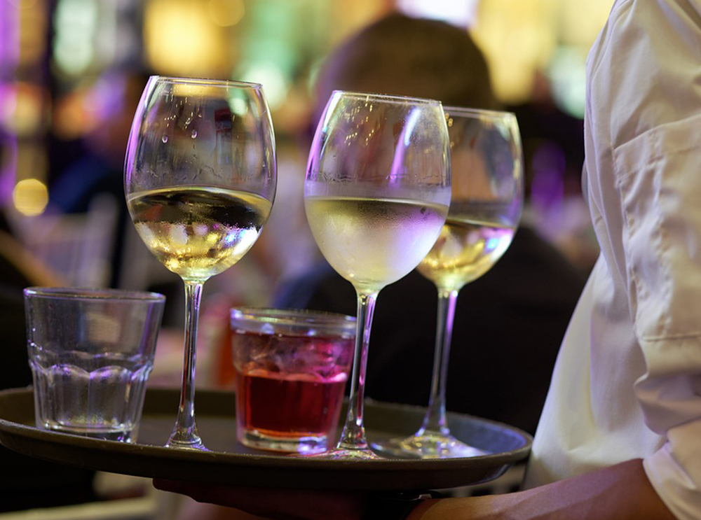 Garçom demitido por grosseria diz que sofre discriminação por ser francês