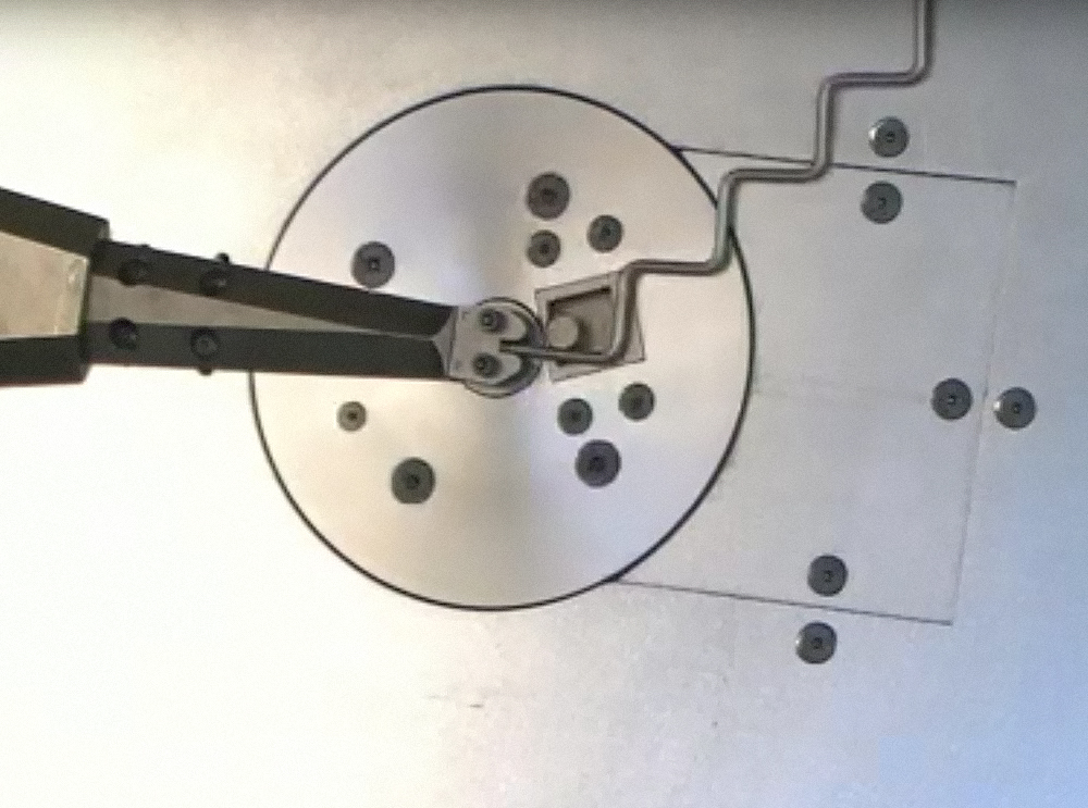 Máquina de dobrar metal provoca efeito hipnotizante