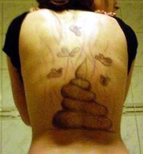 Notícia sobre namorado traído que tatuou cocô nas costas da ex era falsa