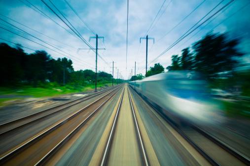 Garoto atropelado por trem é processado por mulher atingida por partes do seu corpo