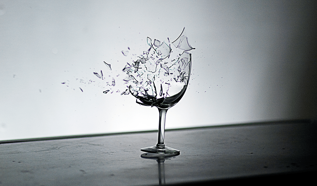 Por que o vidro quebra quando cai no chão?