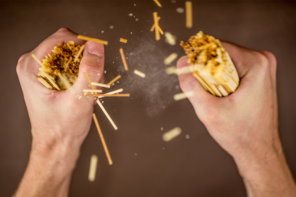 Era impossível quebrar um fio de espaguete ao meio. Mas o MIT deu um jeito