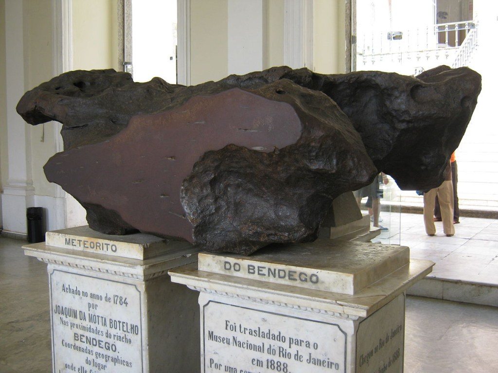 1200px-Bendegó_meteorite,_front,_National_Museum,_Rio_de_Janeiro