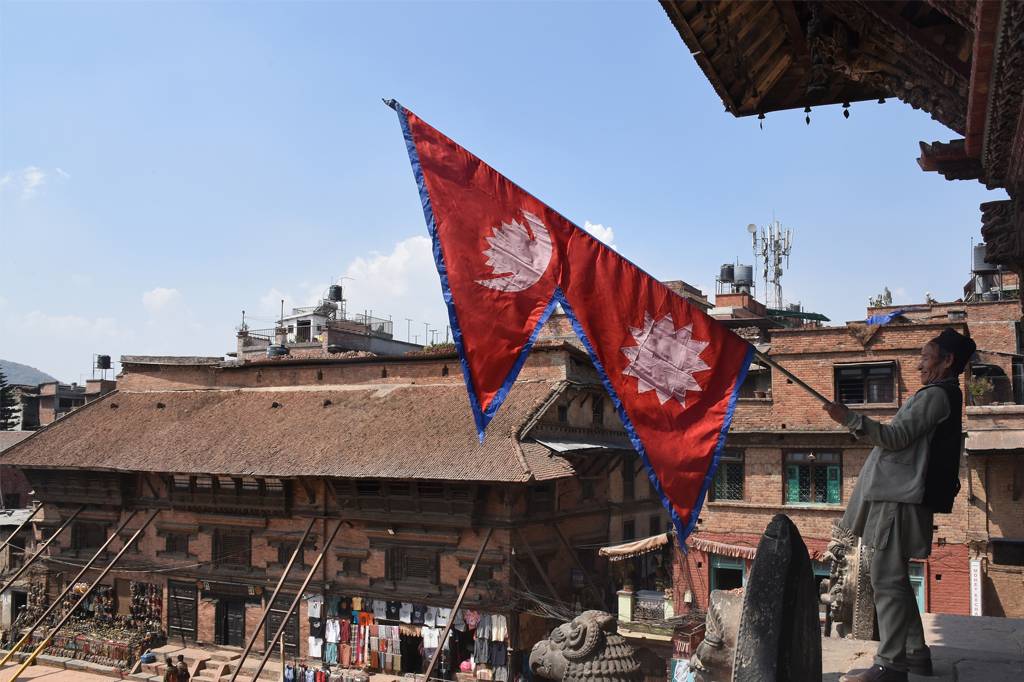 Por que a bandeira do Nepal é tão diferente das outras?