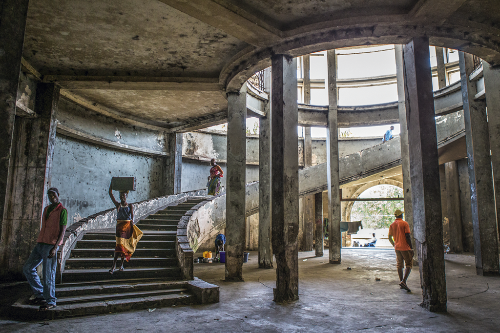O hotel de luxo que virou prisão de guerra e morada de sem-teto