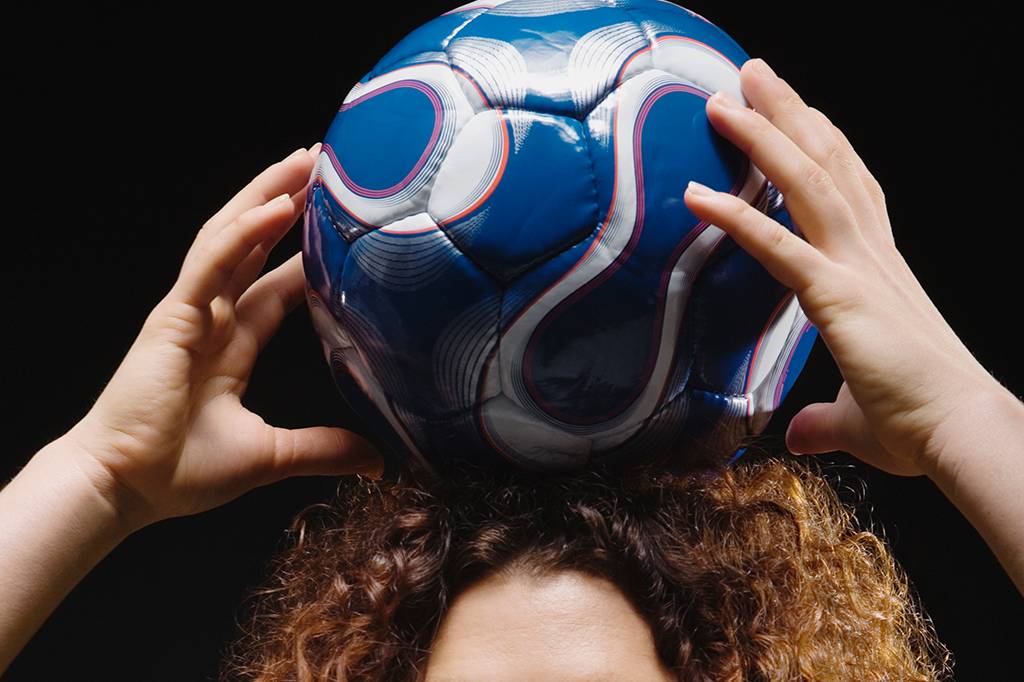Cabecear a bola faz mal ao cérebro – principalmente para mulheres