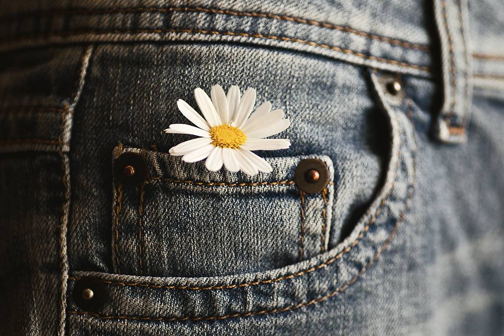 Por que calças femininas têm bolsos tão pequenos?