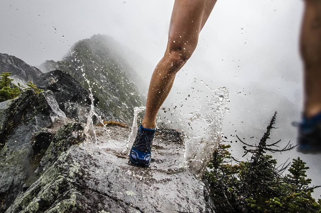 O que molha mais, correr ou andar debaixo da chuva?