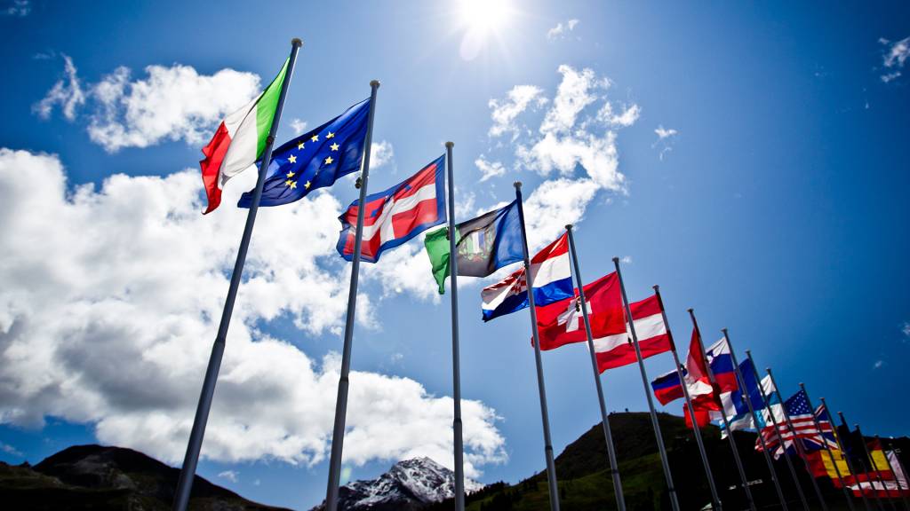 Como seria um Hino Nacional que valesse para todos os países?
