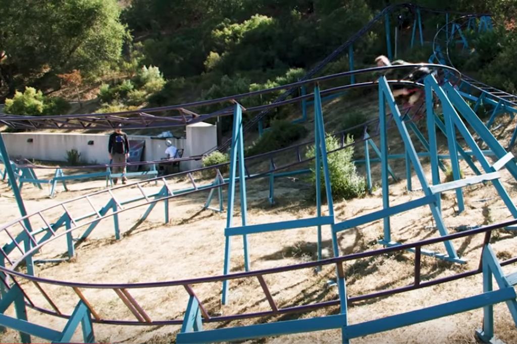 Americano constrói montanhas-russas no quintal de casa