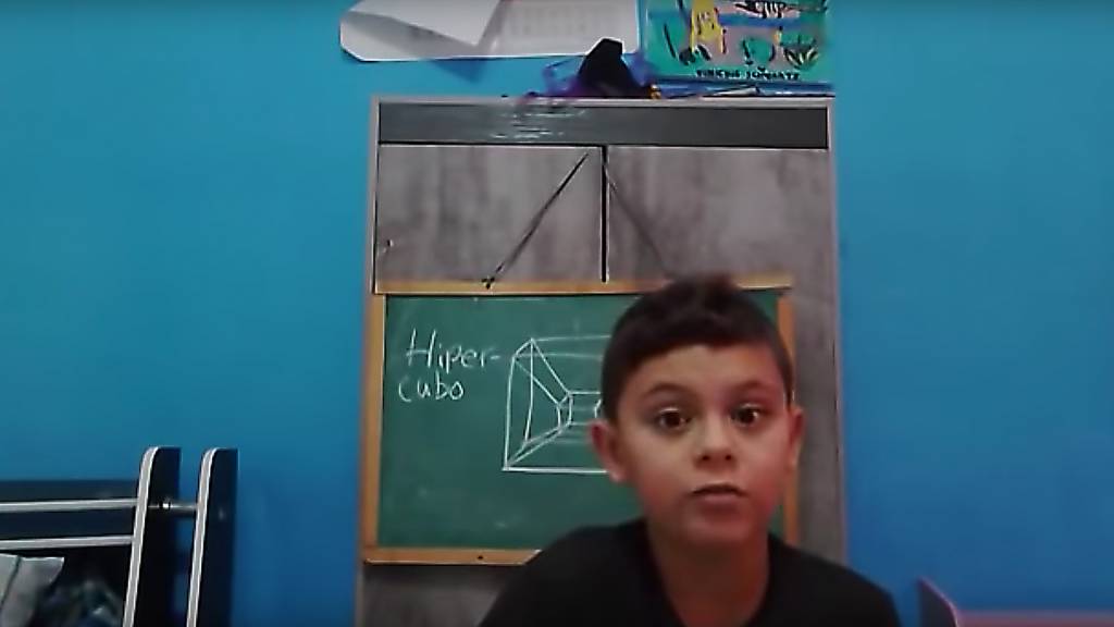 Vinicius tem 9 anos, é fã de Hawking e explica buracos negros no YouTube