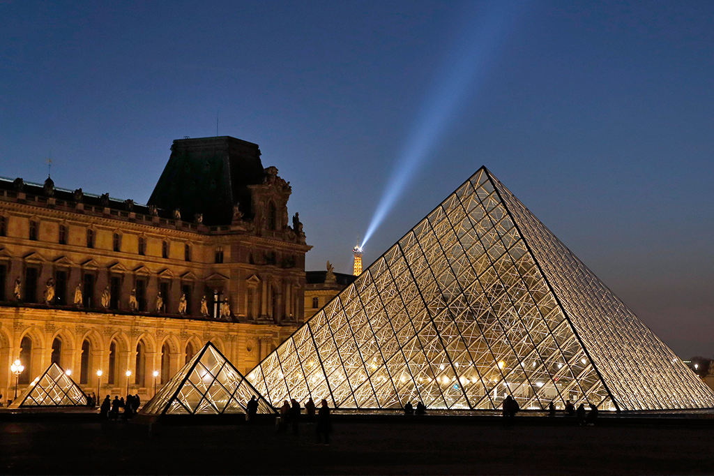 piramide-louvre-airbnb