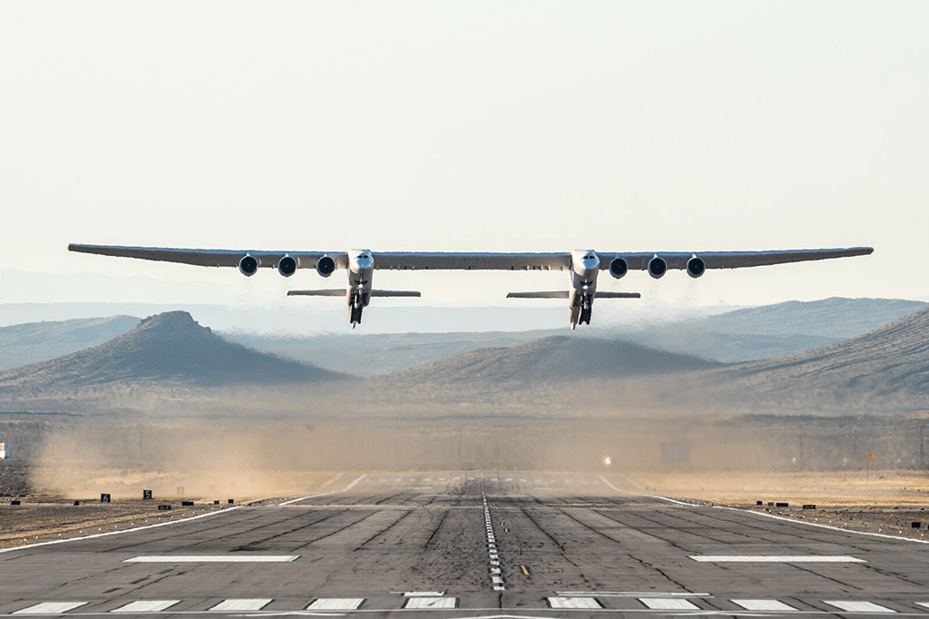 Criado para lançar satélites, maior avião do mundo voa pela primeira vez