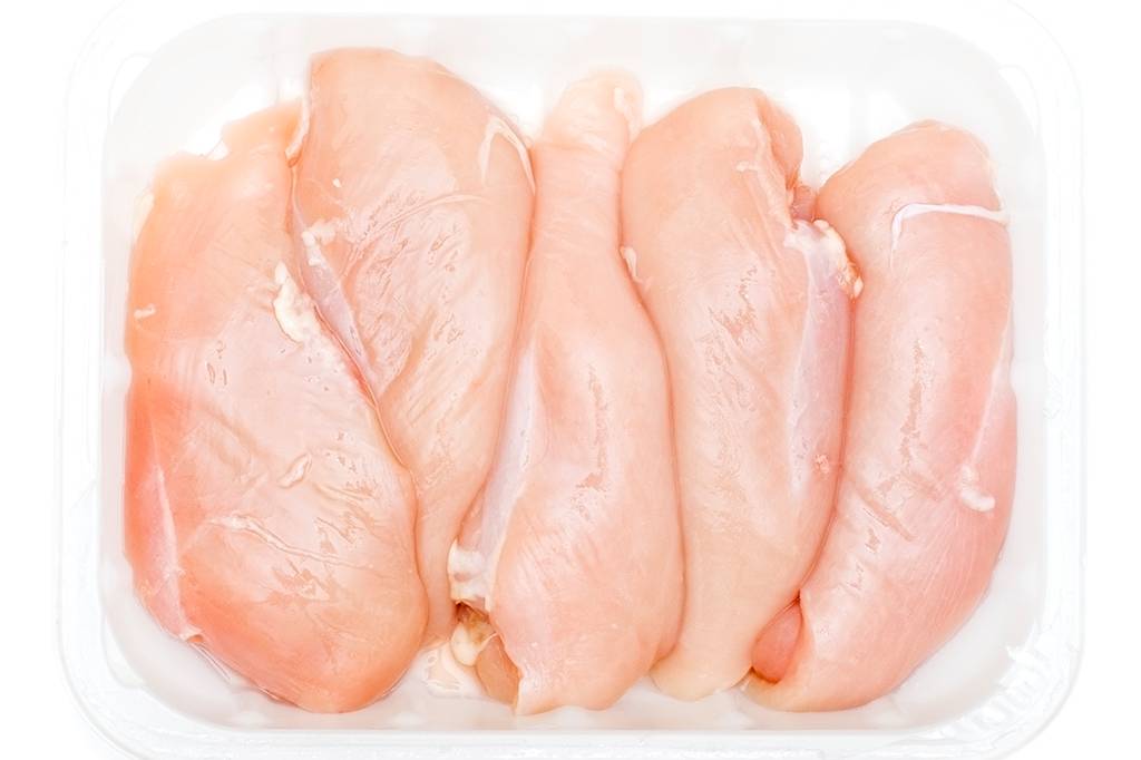 Não lave frango cru: você cria uma chuva de bactérias na cozinha