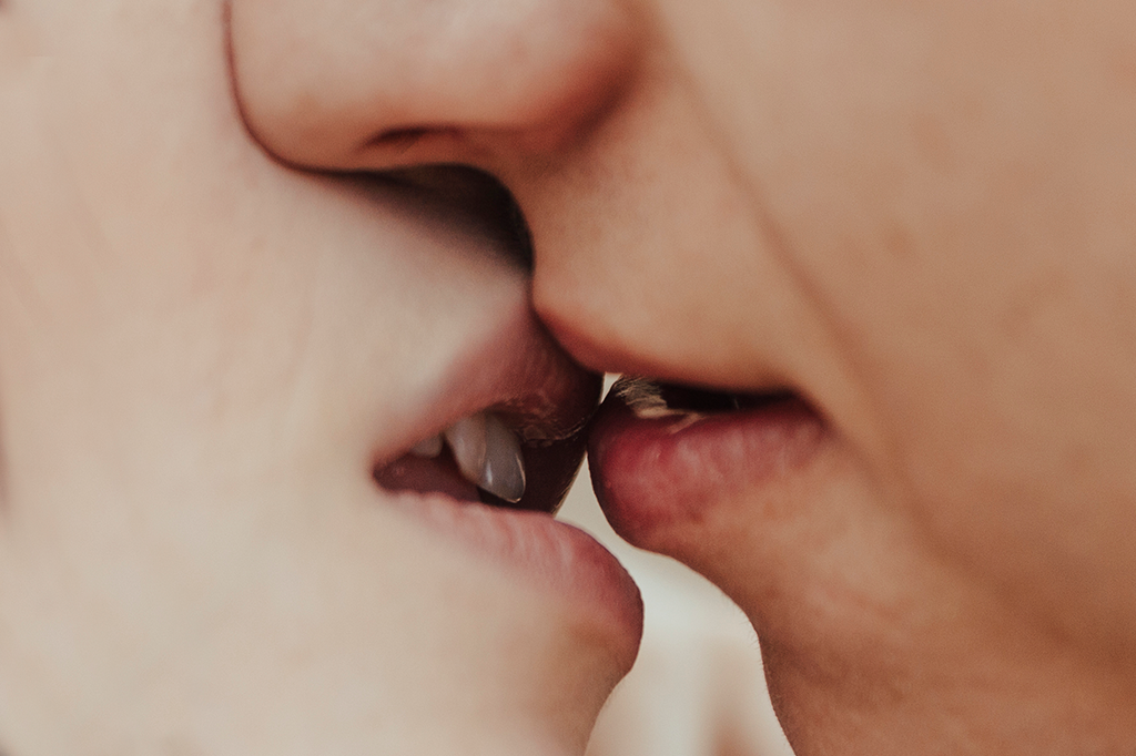 Gonorreia oral pode ser transmitida por beijo de língua