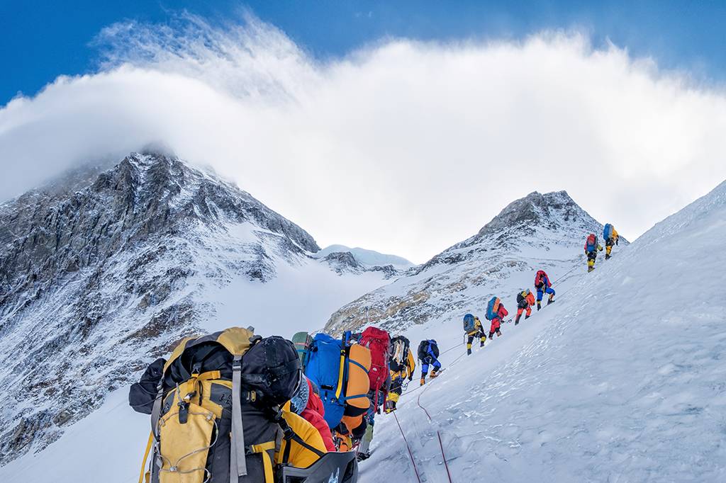 Por que tanta gente está morrendo no Everest?