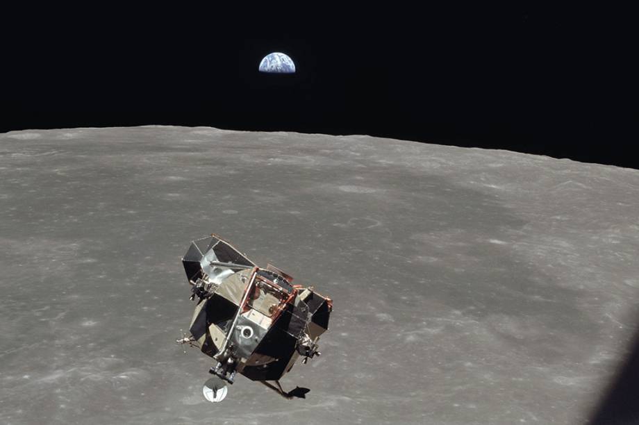 O módulo Eagle retorna da superfície lunar. O módulo Eagle retorna da superfície lunar.