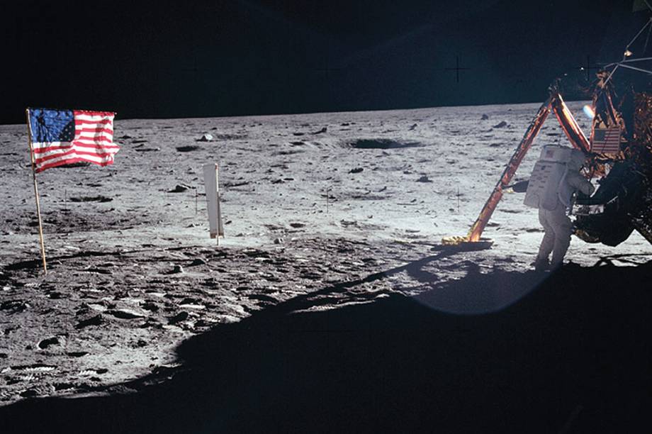 Uma das poucos fotos de Armstrong na Lua. Uma das poucos fotos de Armstrong na Lua.