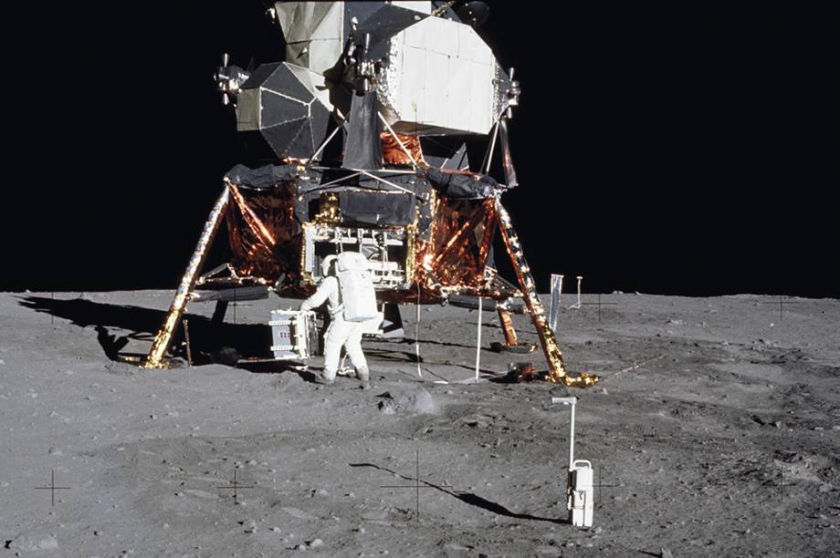 Buzz Aldrin descarrega equipamentos na Lua. Buzz Aldrin descarrega equipamentos na Lua.