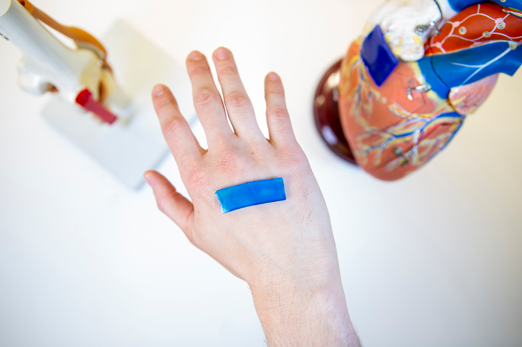 Cientistas criam curativo que usa temperatura corporal para acelerar cicatrização