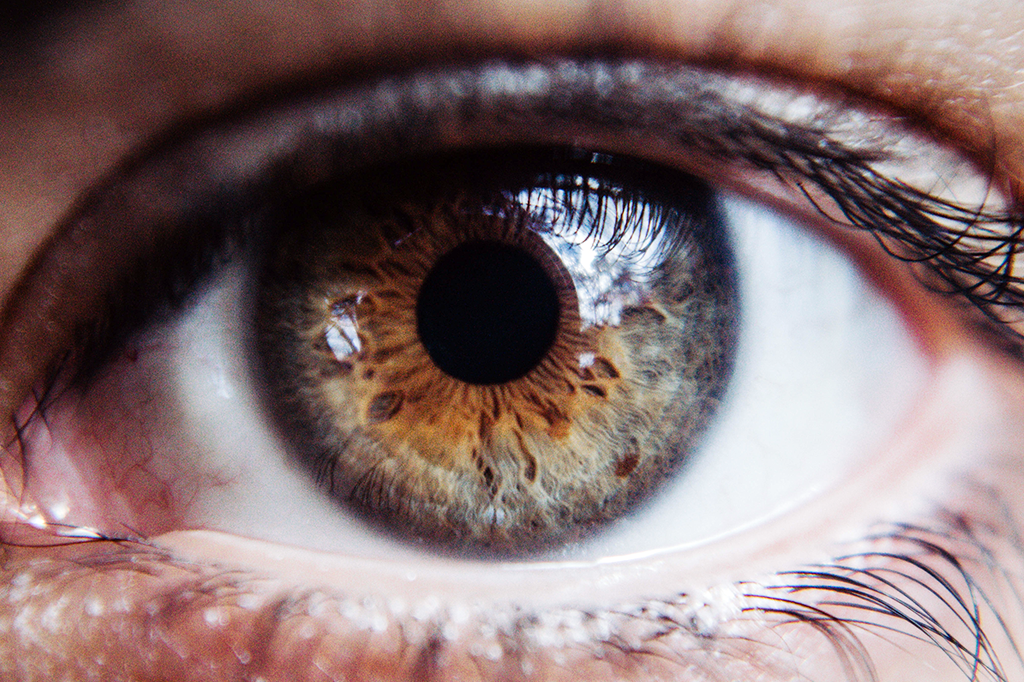 Cientistas criam lente de contato que dá zoom