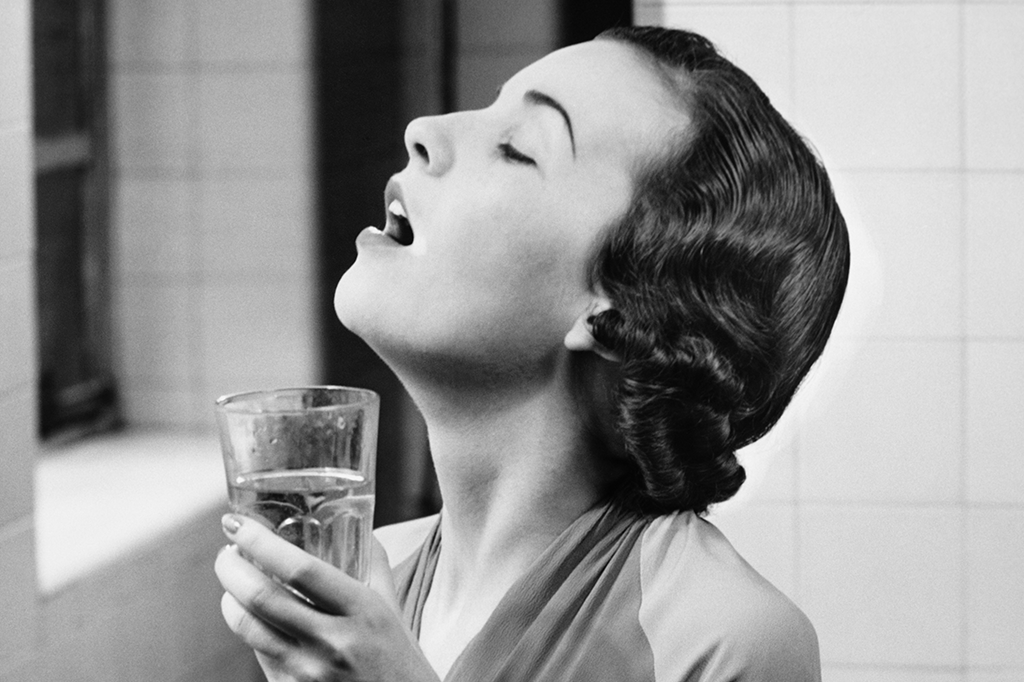 Gargarejo de água com sal é mesmo bom para a garganta?