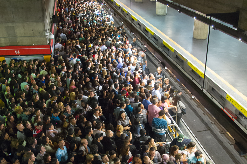 Este mapa compara as linhas de metrô de 12 cidades do mundo a seus bairros mais populosos