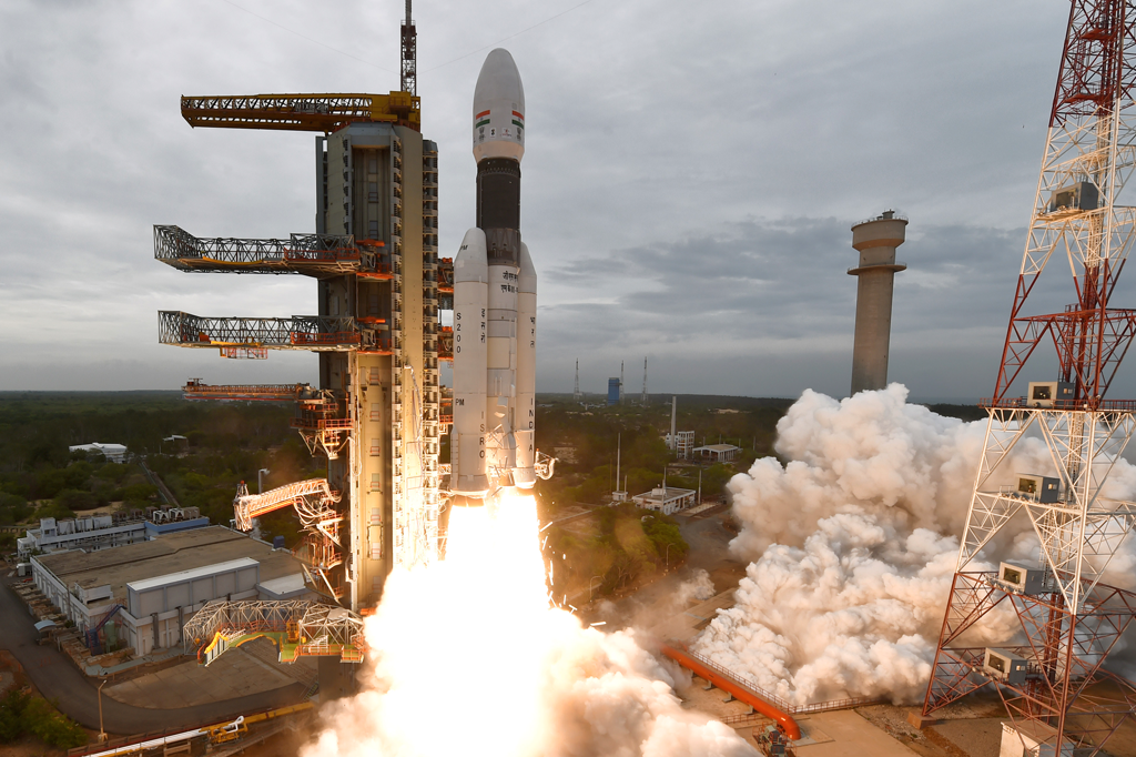 Sonda indiana entra na órbita da Lua e se prepara para pousar