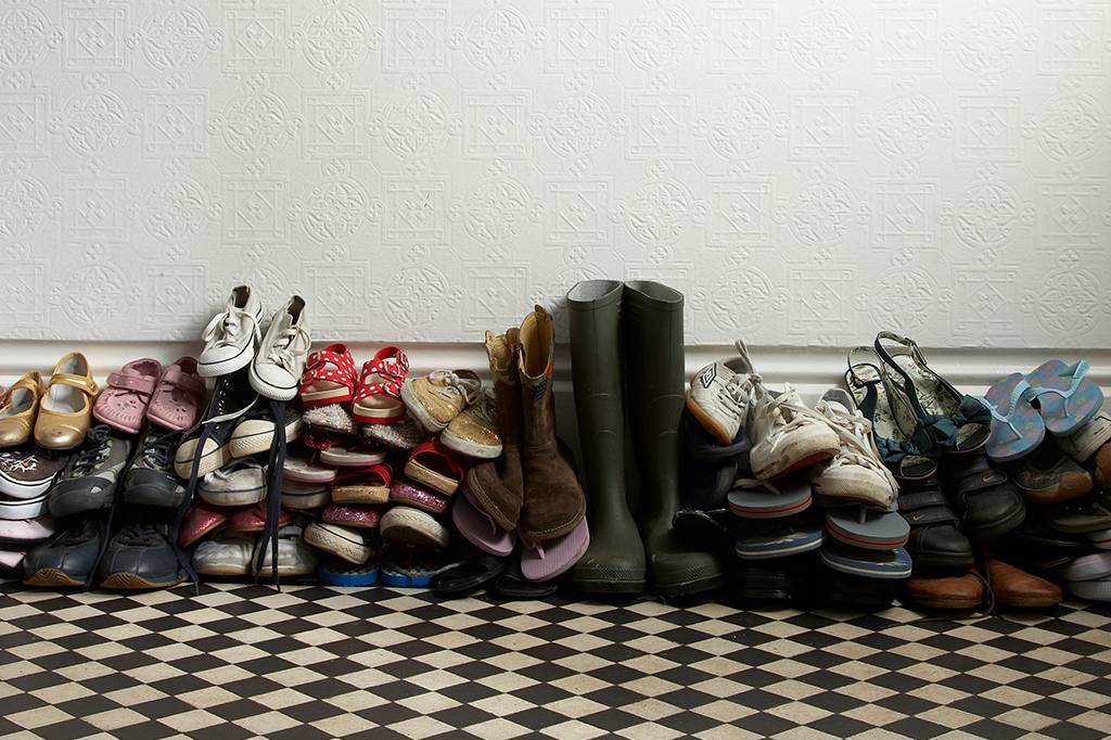 Não vale a pena tirar os sapatos ao entrar em casa. Entenda por que.