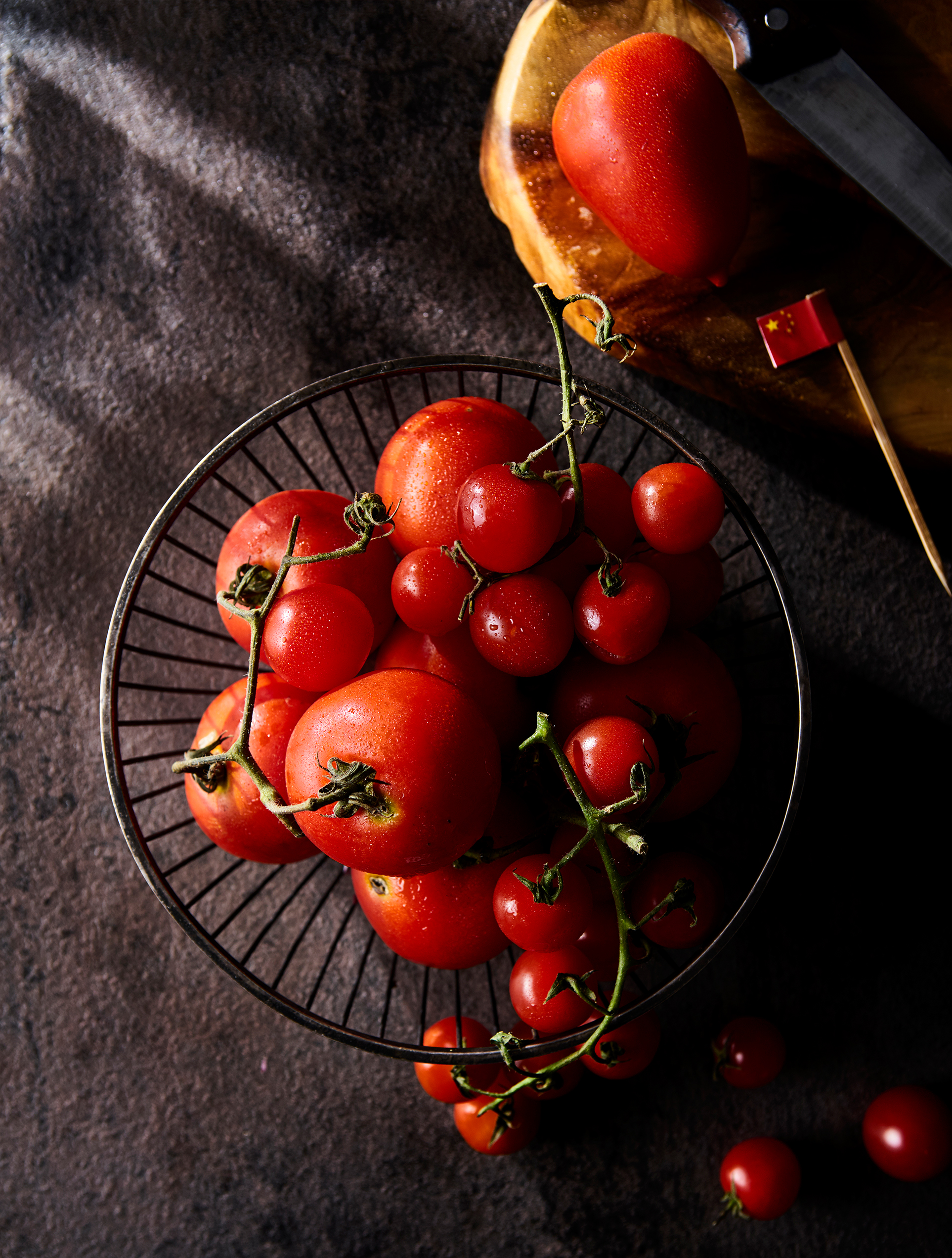 cesta com tomates de varios tamanhos e uma bandeira da China