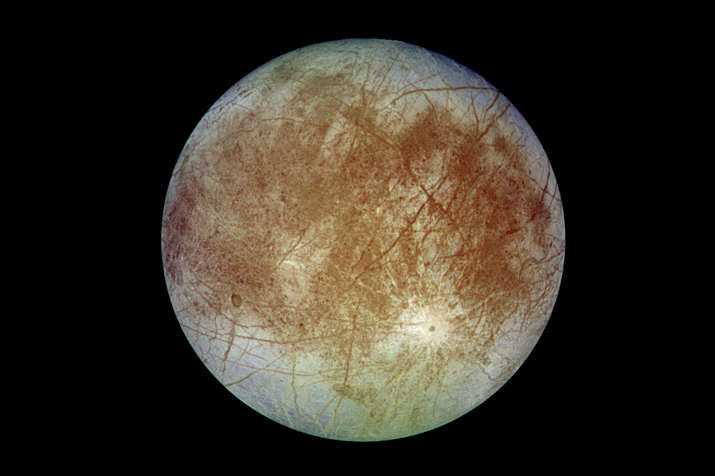 Cientistas descobrem que existem moléculas de água em torno da lua Europa