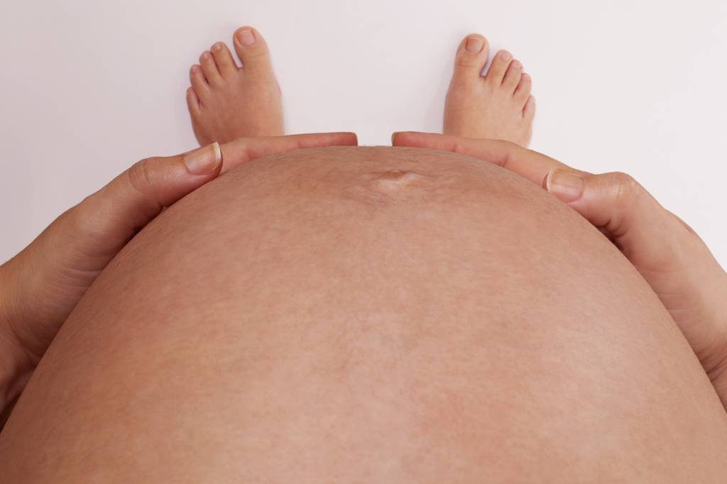 Algumas mães sentem chutes na barriga anos após o parto – e ninguém sabe por que
