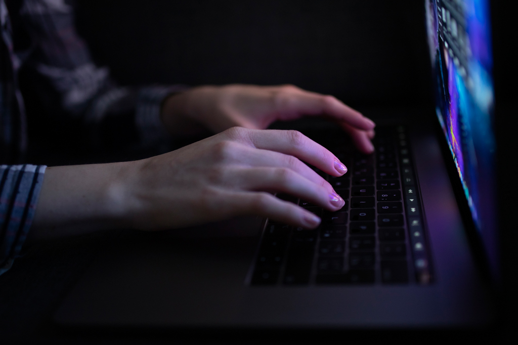 Pessoas compartilham fake news de forma consciente, mostra estudo