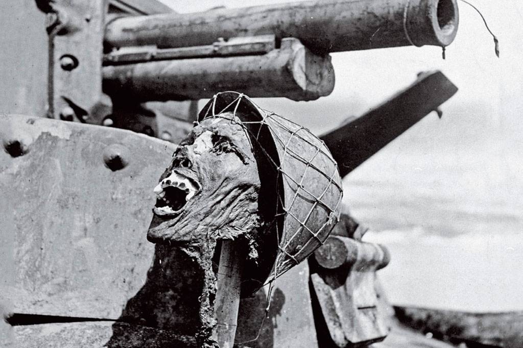 Cr&acirc;nio seco de soldado japon&ecirc;s adornando um tanque.