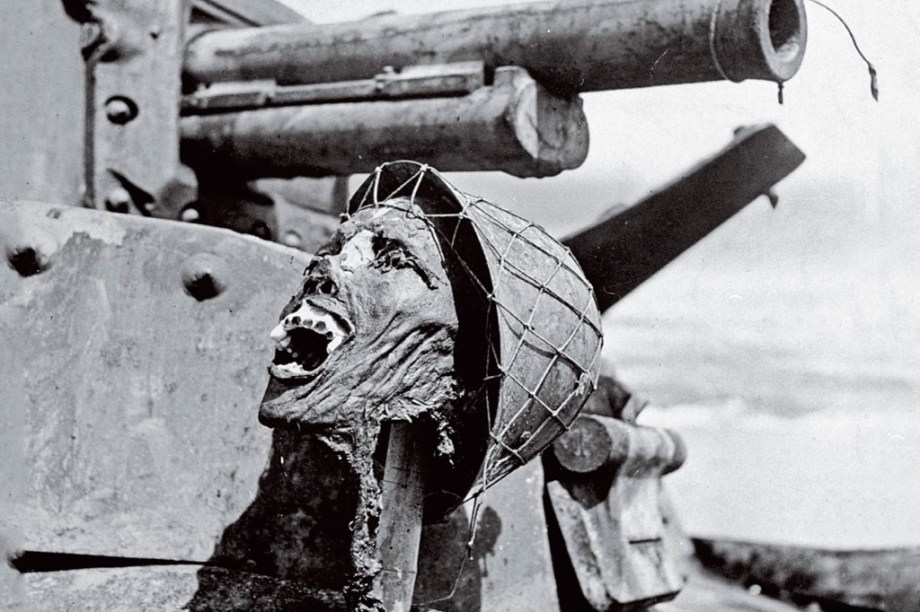 Crânio seco de soldado japonês adornando um tanque.
