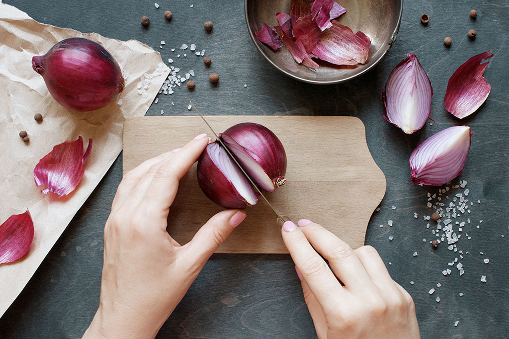 Por que quando eu descasco cebola com lente de contato eu não choro?