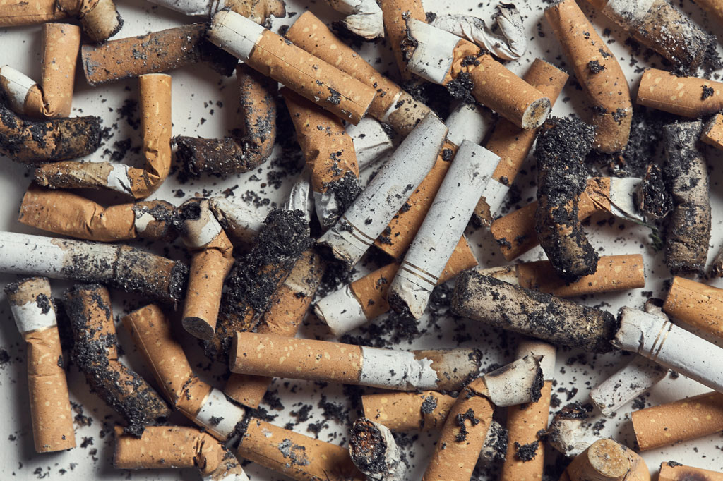 Cigarros continuam poluindo o ar mesmo depois de apagados