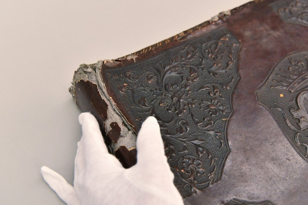 Álbum da Alemanha nazista foi feito com pele de vítimas do Holocausto