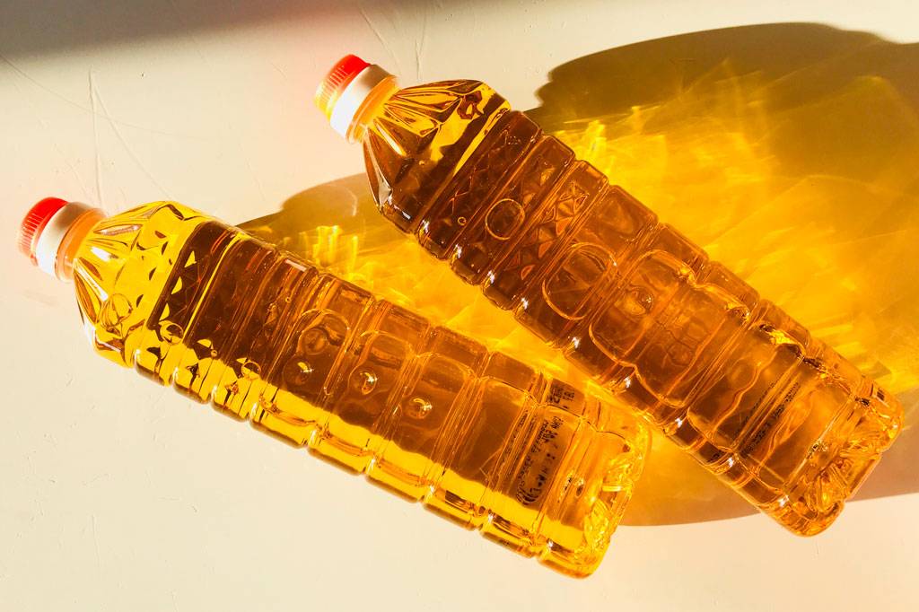 Por que a embalagem de óleo de cozinha tem 900 ml, e não 1 l exato?