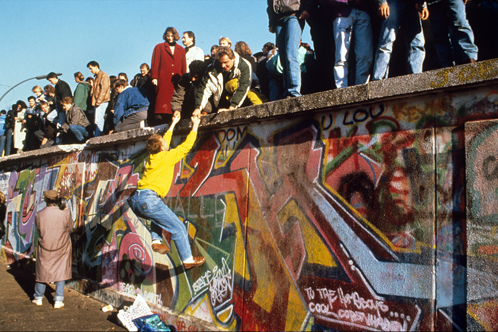 Parte do Muro de Berlim é demolida para dar lugar a condomínios de luxo