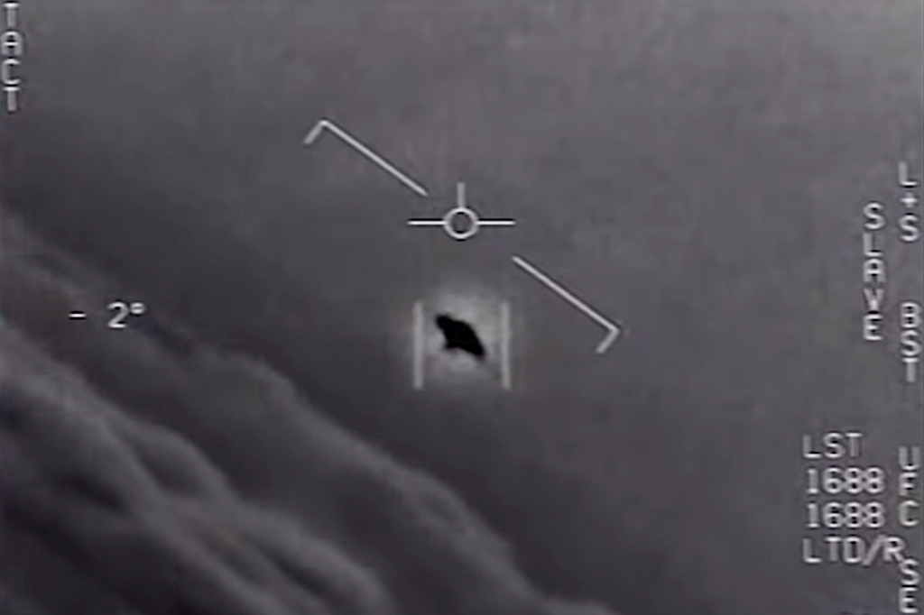 Governo dos EUA libera três vídeos de OVNIs, assista