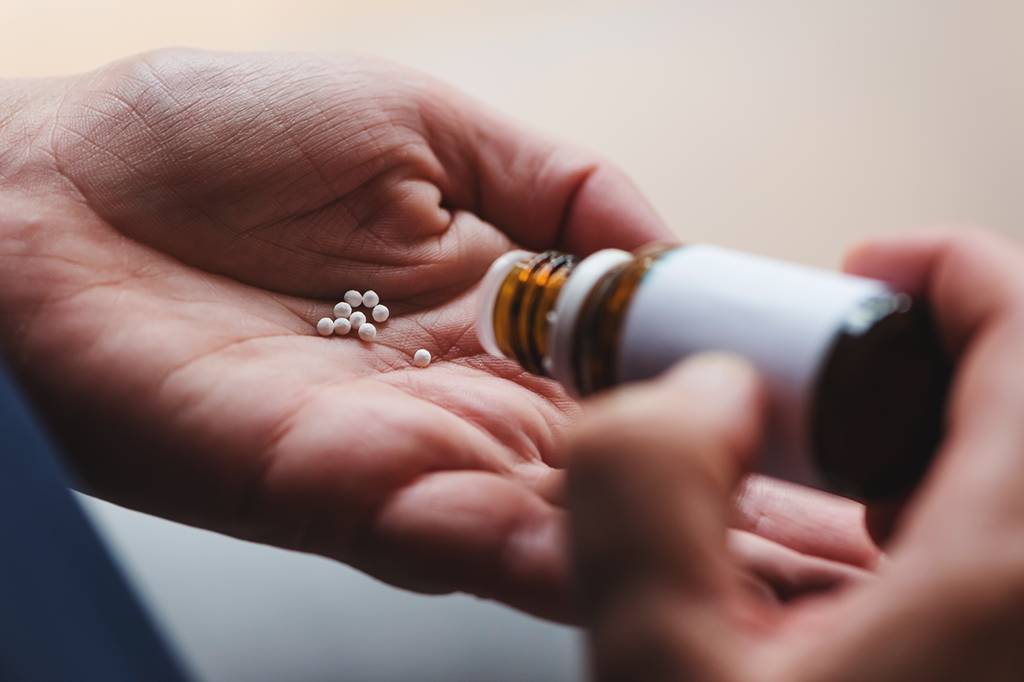 CNS recomenda homeopatia e outras terapias pseudocientíficas contra Covid