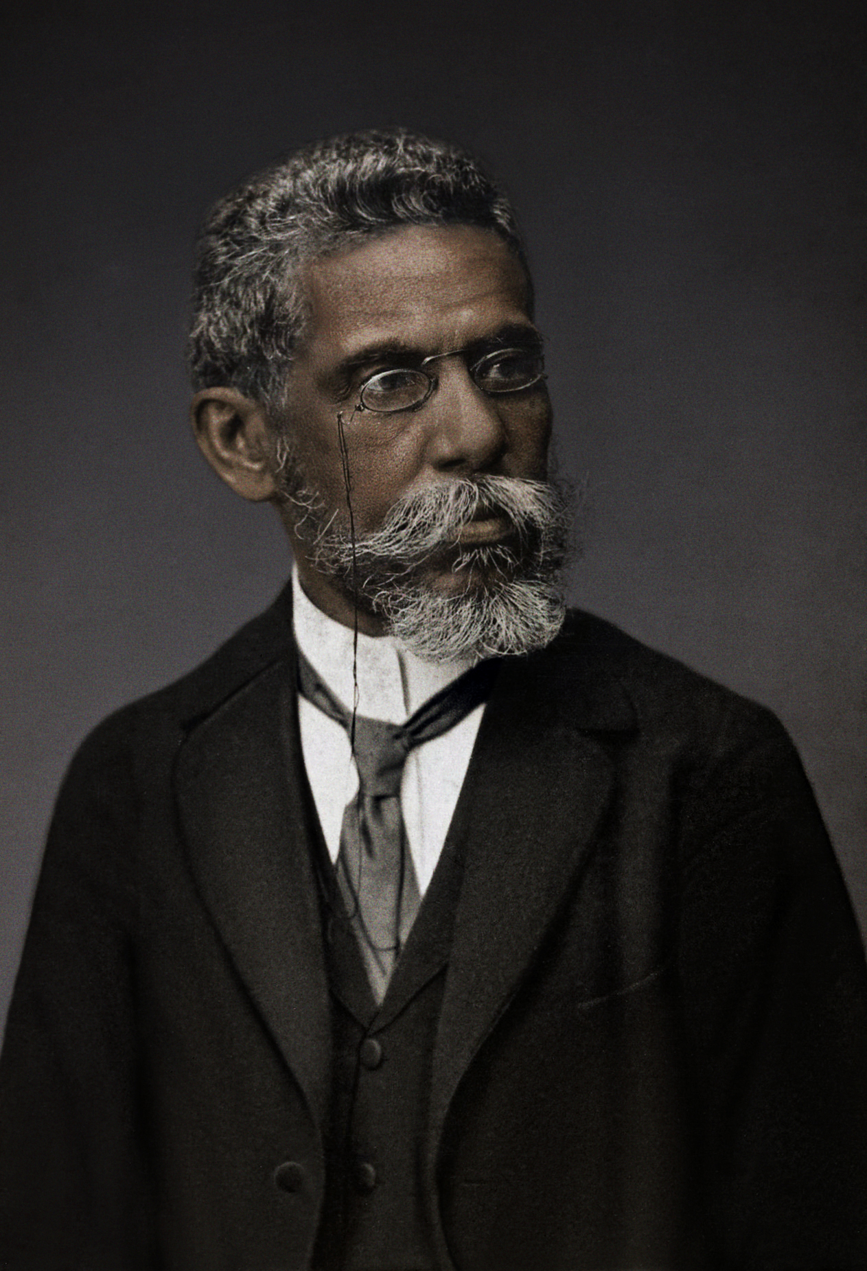 Tradução de Machado de Assis em inglês esgota em um dia nos EUA