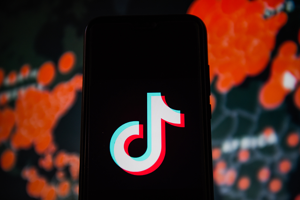 Por que os EUA estudam banir o TikTok do país?