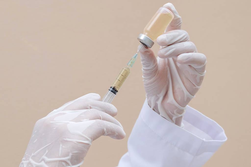 Vacina de Oxford é segura e eficaz em primeiros testes com humanos