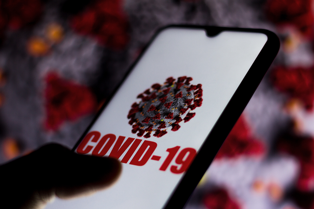 Centenas de pessoas morreram por causa de fake news sobre Covid-19, diz estudo