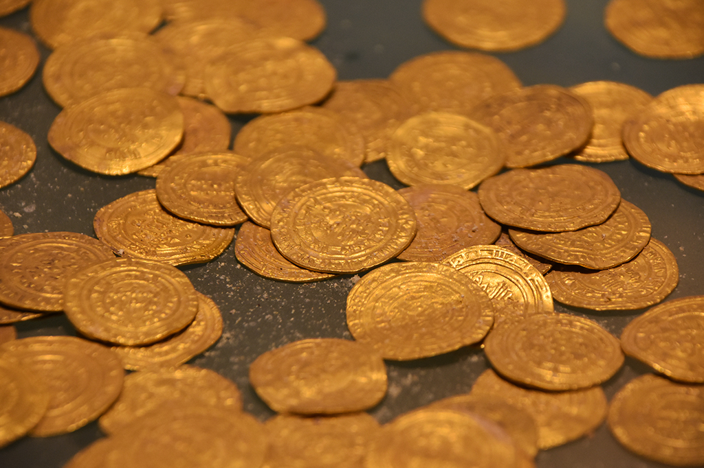 Adolescentes encontram em Israel moedas de ouro com 1.100 anos
