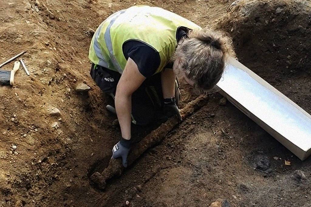 Espada viking de 1.200 anos é encontrada na Noruega